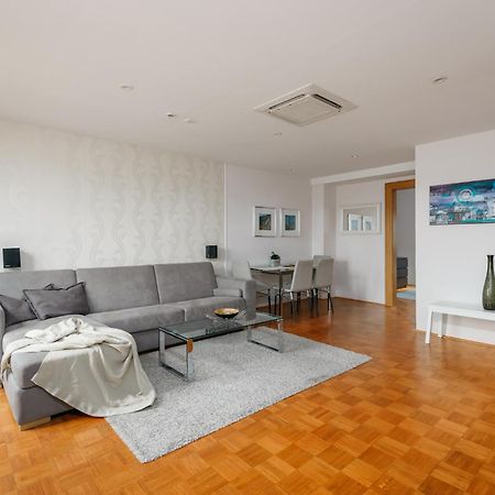 Roy 2 Bdr Apartment With Prague Castle View, Parking & Ac Bagian luar foto