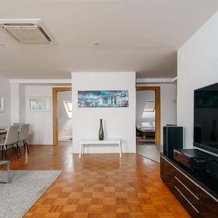 Roy 2 Bdr Apartment With Prague Castle View, Parking & Ac Bagian luar foto