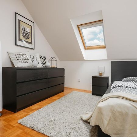 Roy 2 Bdr Apartment With Prague Castle View, Parking & Ac Bagian luar foto