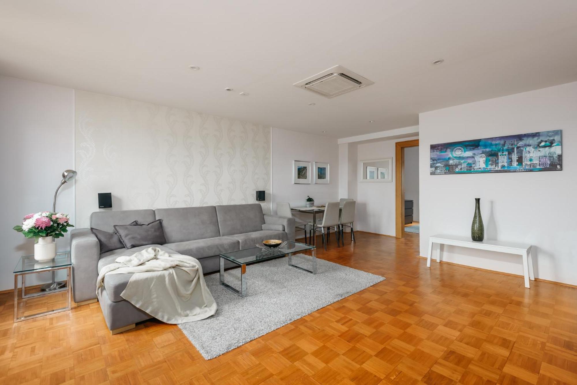 Roy 2 Bdr Apartment With Prague Castle View, Parking & Ac Bagian luar foto