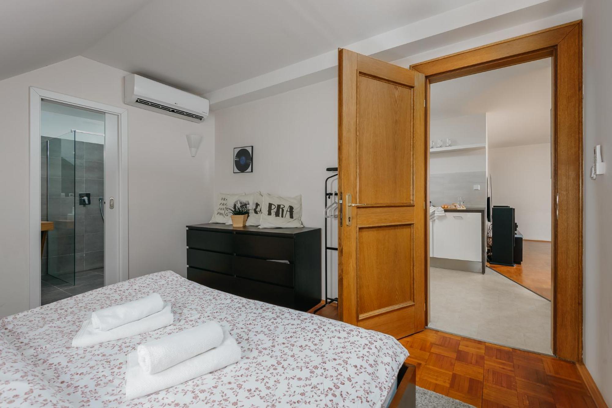 Roy 2 Bdr Apartment With Prague Castle View, Parking & Ac Bagian luar foto