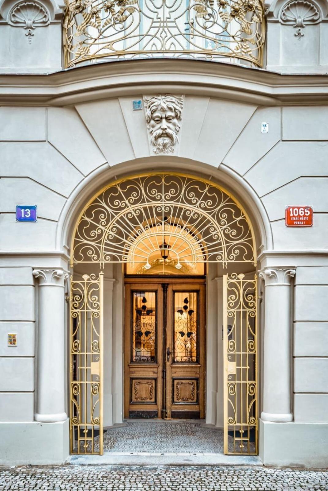 Roy 2 Bdr Apartment With Prague Castle View, Parking & Ac Bagian luar foto