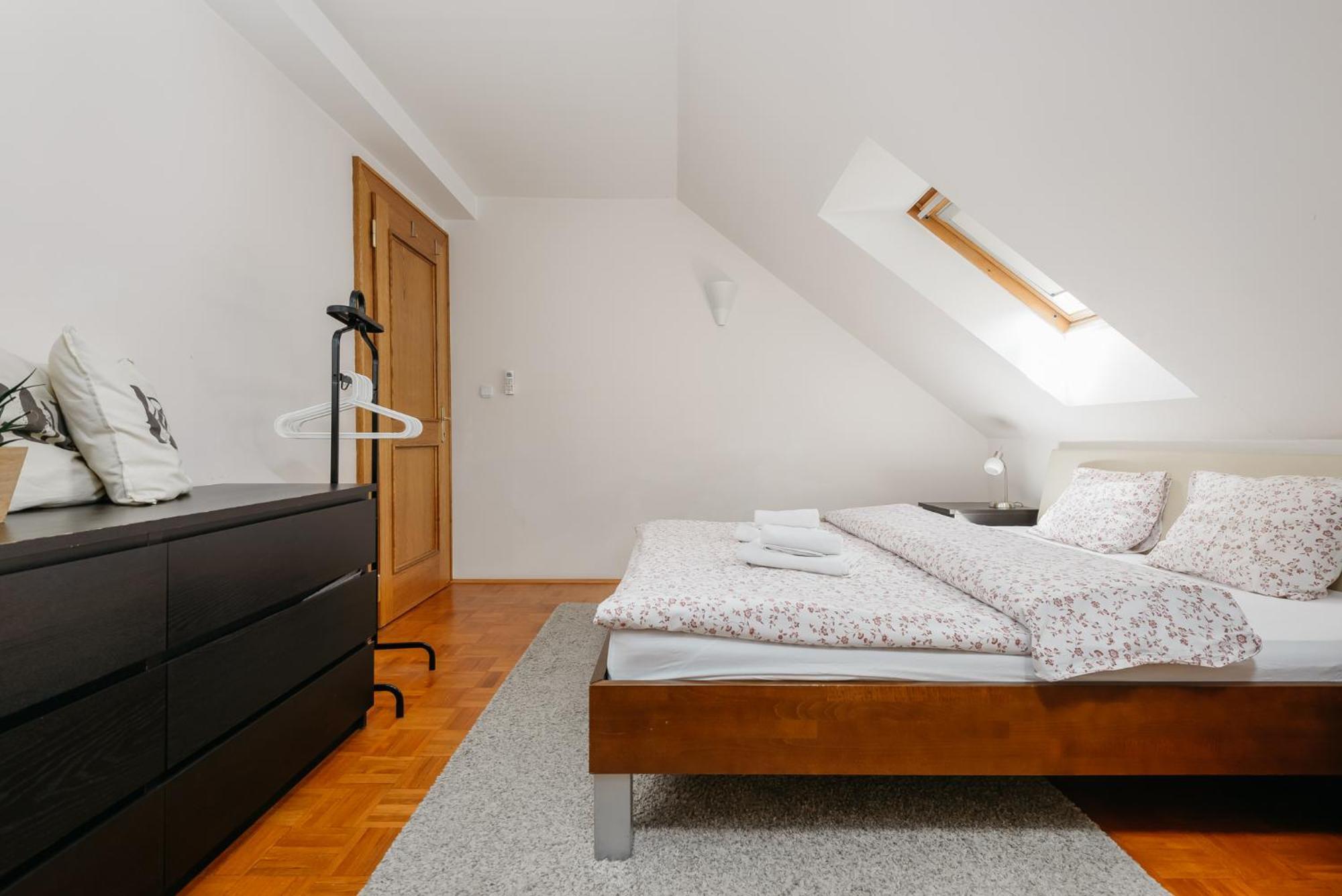 Roy 2 Bdr Apartment With Prague Castle View, Parking & Ac Bagian luar foto