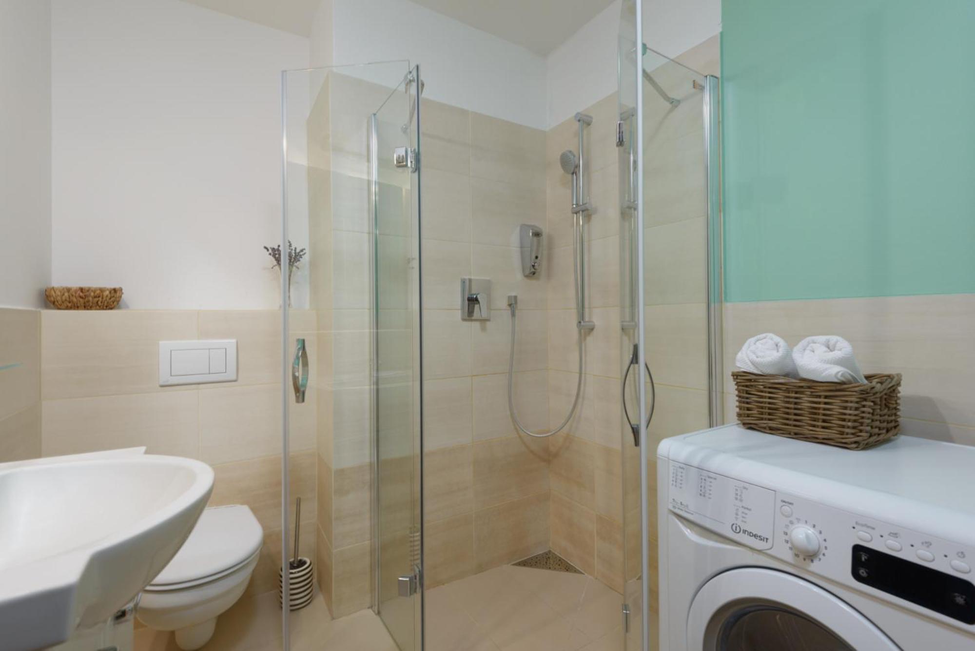 Roy 2 Bdr Apartment With Prague Castle View, Parking & Ac Bagian luar foto