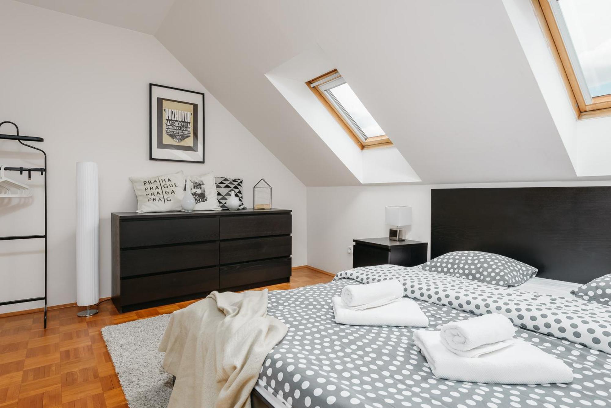 Roy 2 Bdr Apartment With Prague Castle View, Parking & Ac Bagian luar foto