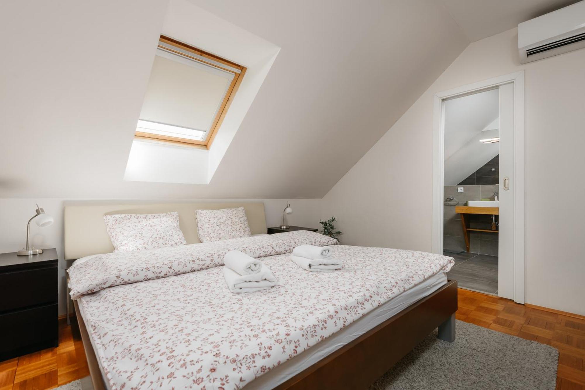 Roy 2 Bdr Apartment With Prague Castle View, Parking & Ac Bagian luar foto