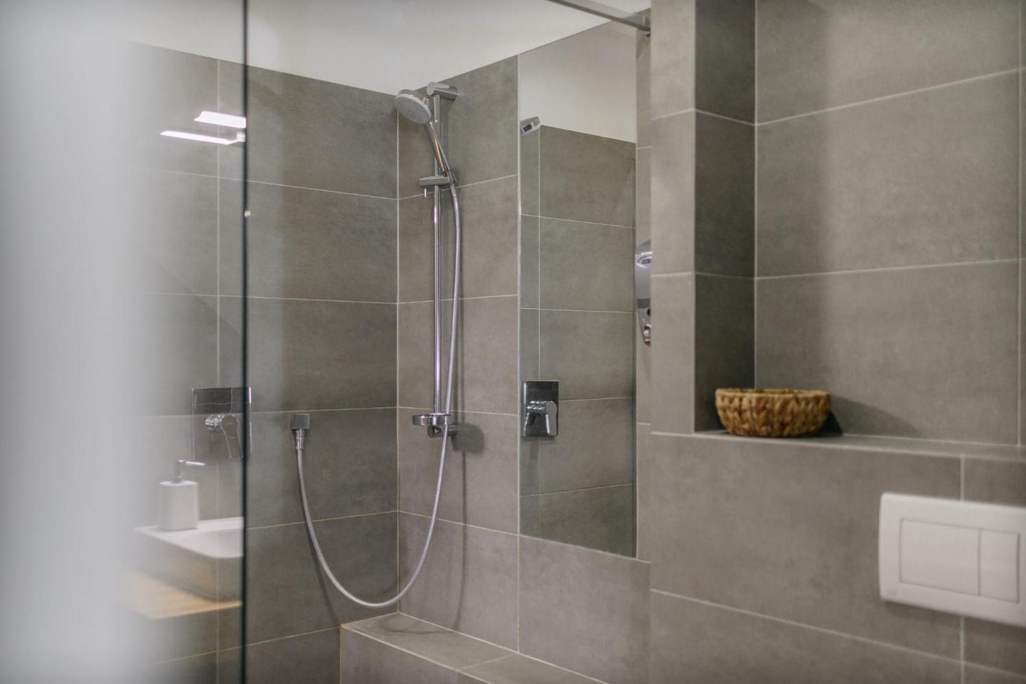 Roy 2 Bdr Apartment With Prague Castle View, Parking & Ac Bagian luar foto