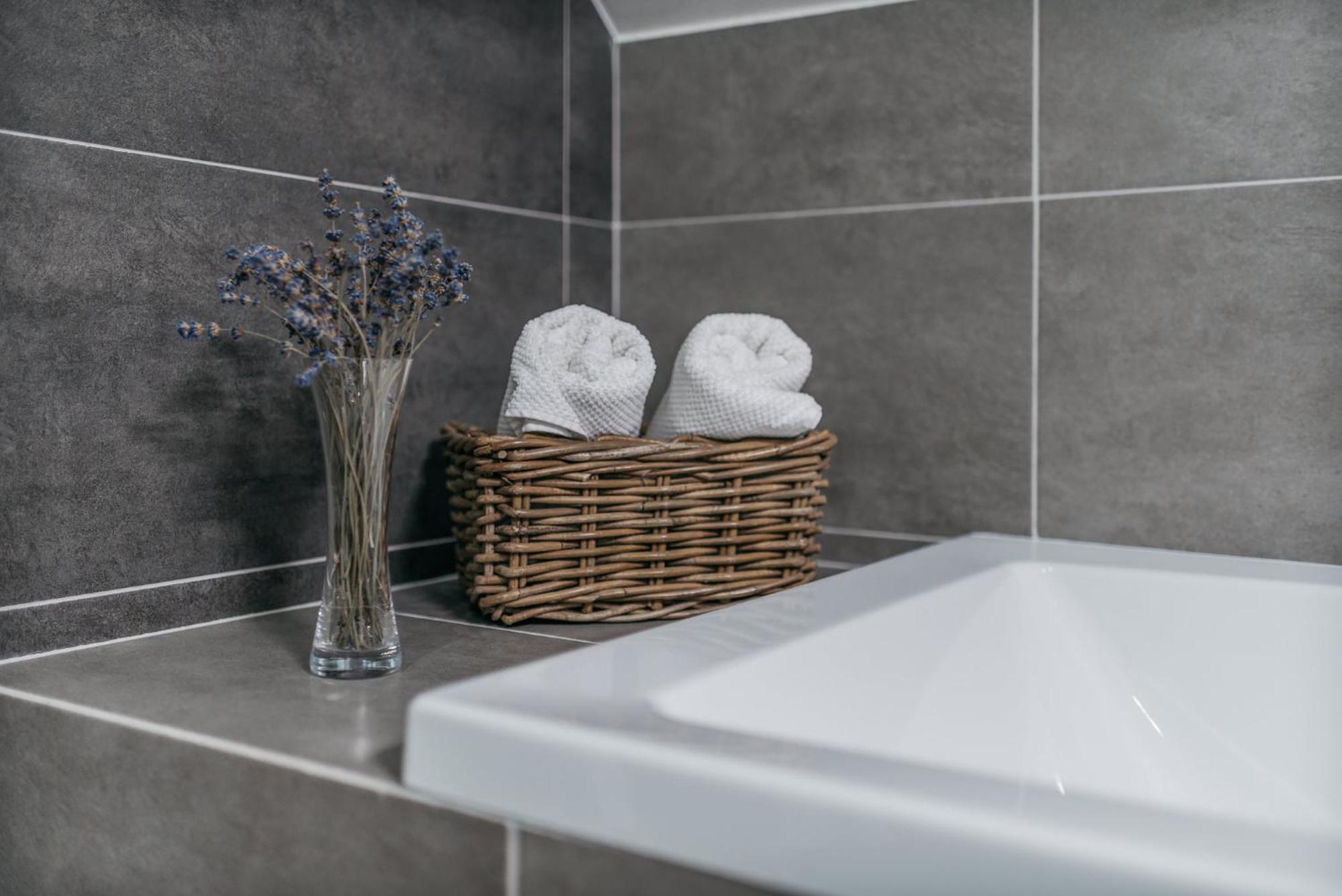 Roy 2 Bdr Apartment With Prague Castle View, Parking & Ac Bagian luar foto
